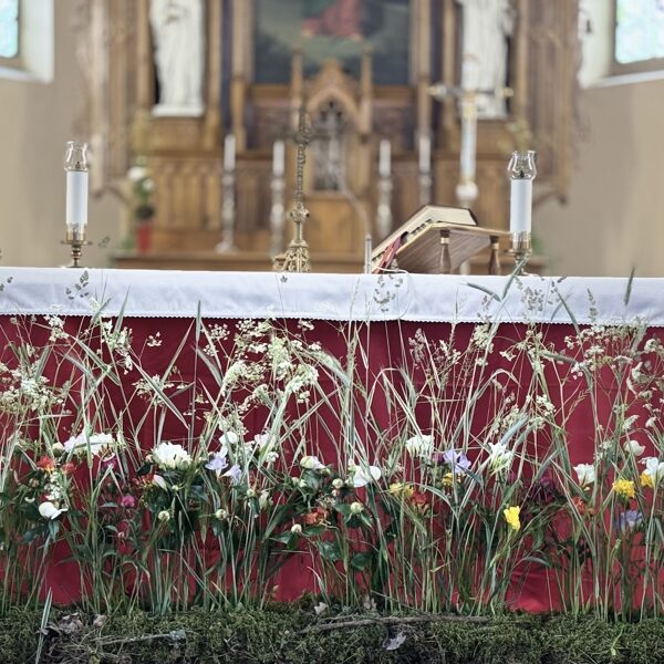 Bažnyčios papuošimas Sekminėms 2025